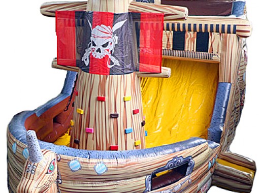 grote piratenboot met glijbaan en klimtoren