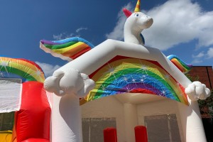 Te koop: kleurrijk combo springkasteel unicorn met glijbaan.