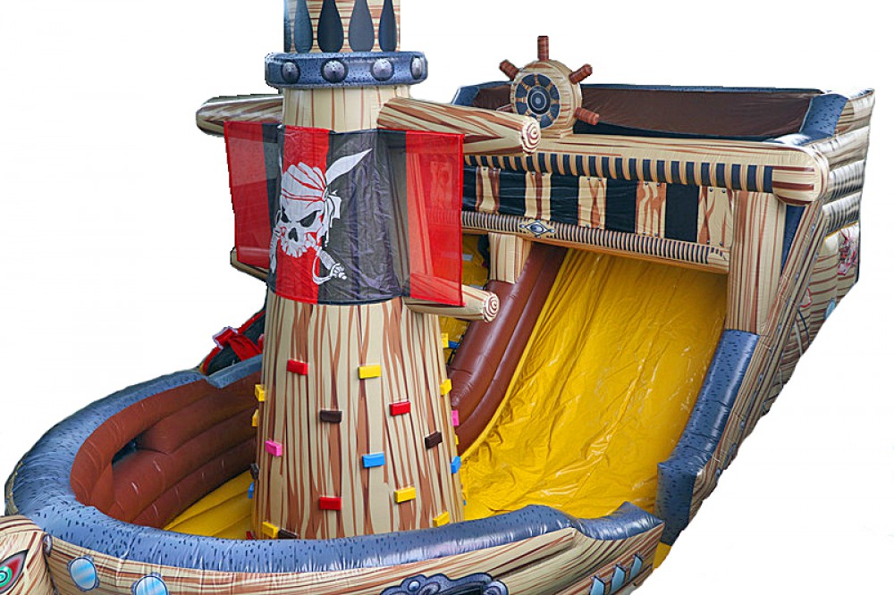 grote piratenboot met glijbaan en klimtoren