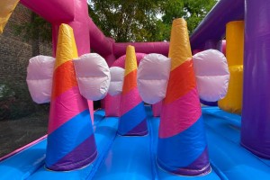 Te koop: Prachtig nieuw unicorn springkasteel met glijbaan en hindernissen.