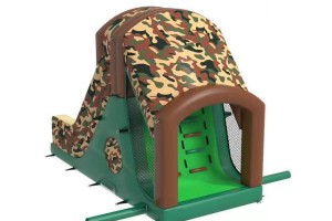 Stormbaan camouflage met slide en pillow jump